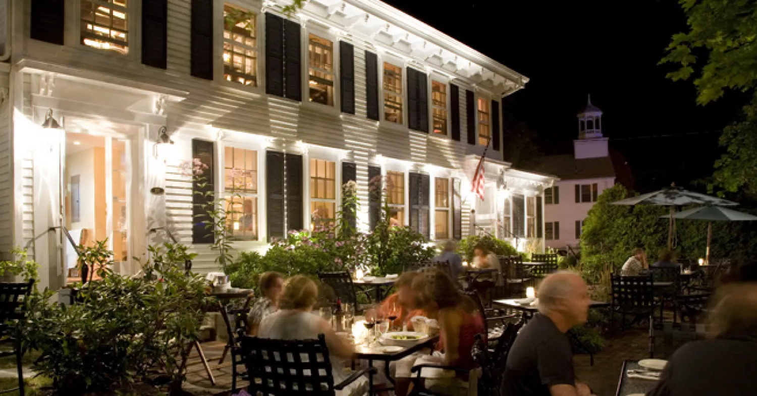How to Create Outdoor Ambiance for Al Fresco Restaurant Dining